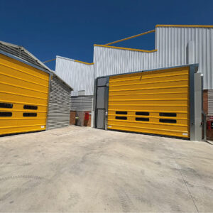 Edificio industriale con due porte rapide ad impacchettamento gialle