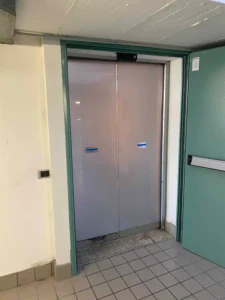 PA Porta automatica con due ante scorrevoli in cristallo satinato