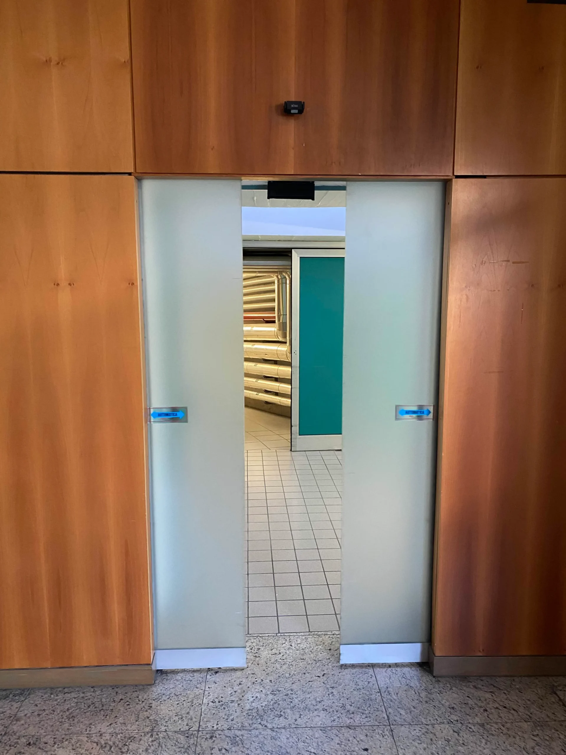 PA Porta automatica scorrevole con due ante in cristallo satinato
