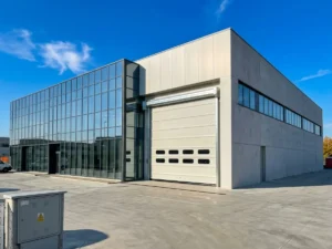 Edificio industriale con una grande porta rapida ad impacchettamento Aprico